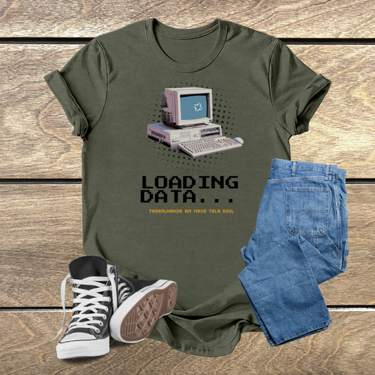 Camiseta Unissex Retrô PC: 'Loading Data' - Estilo Gamer e Conforto para o Dia a Dia