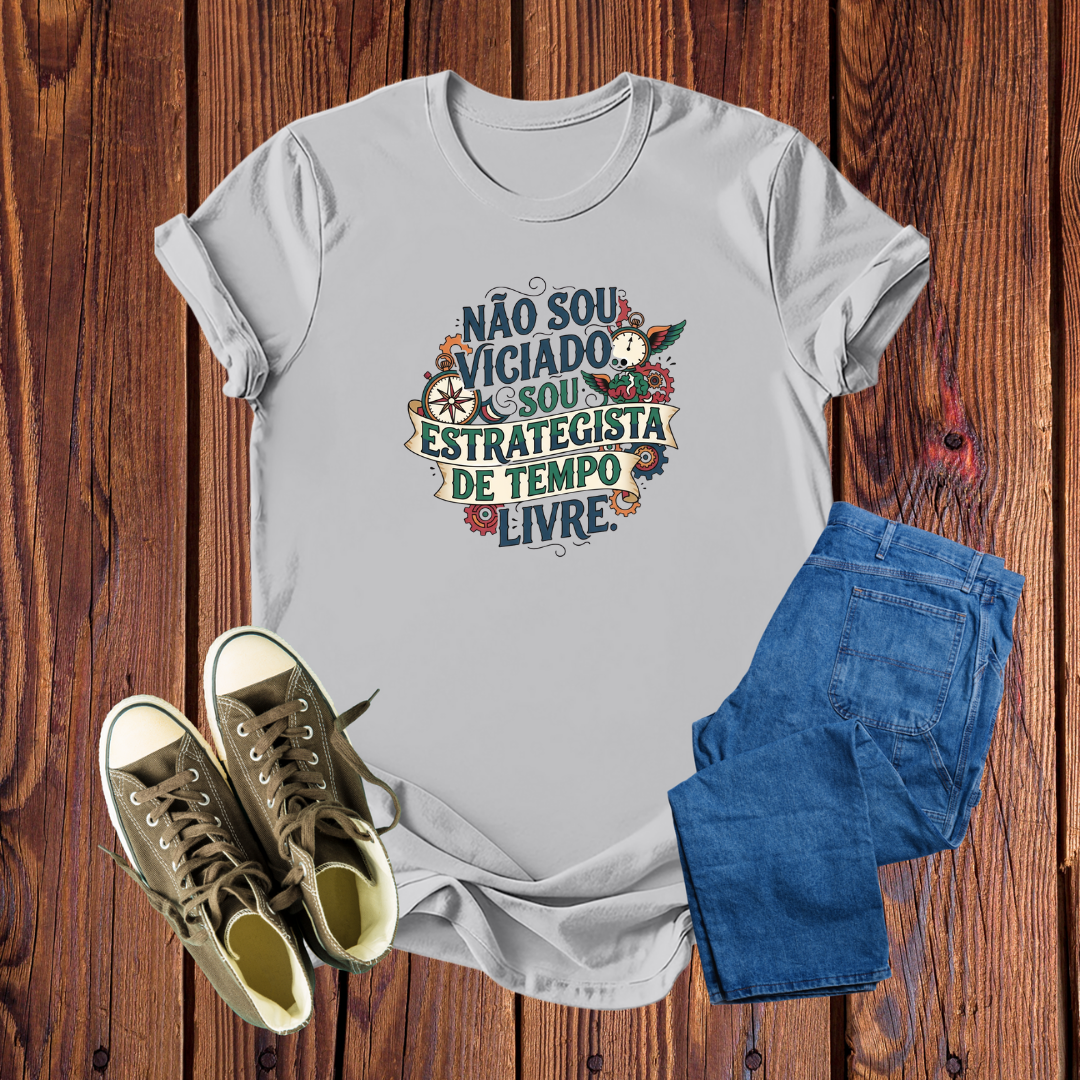 Camiseta Premium: "Não Sou Viciado, Sou Estrategista de Tempo Livre" - Estampa Steampunk Retrô, Conforto Exclusivo