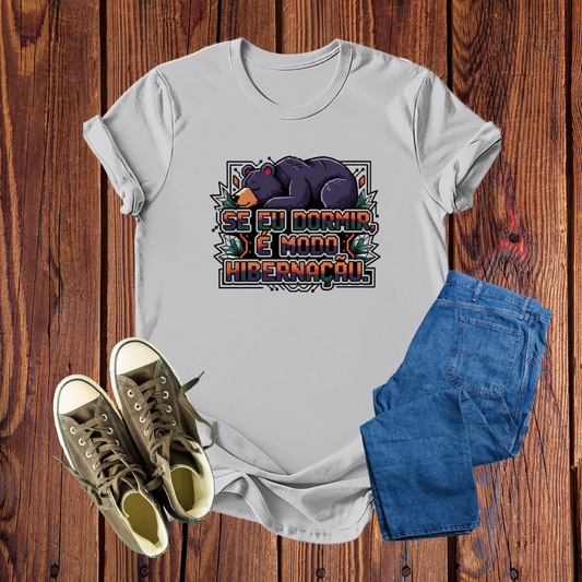 Camiseta Premium Urso Hibernação: Estilo Pixel Art Exclusivo, Conforto Total e Cores Vibrantes para Amantes do Descanso