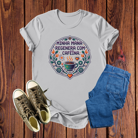 Camiseta Pixel Art 'Minha Mana Regenera com Cafeína' - Estilo Gamer e Conforto Premium