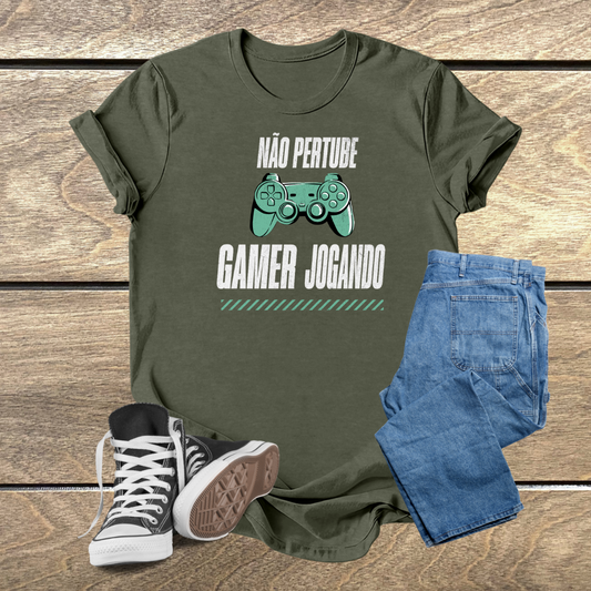 Camiseta Unissex 'Não Perturbe, Gamer Jogando' – Conforto e Estilo Vintage Gamer para o Dia a Dia